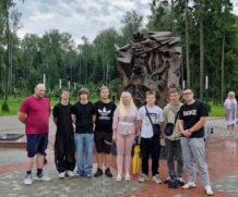 Поездка у памятному знаку жертвам геноцида белорусского народа, расположенный по улице Ровчакова