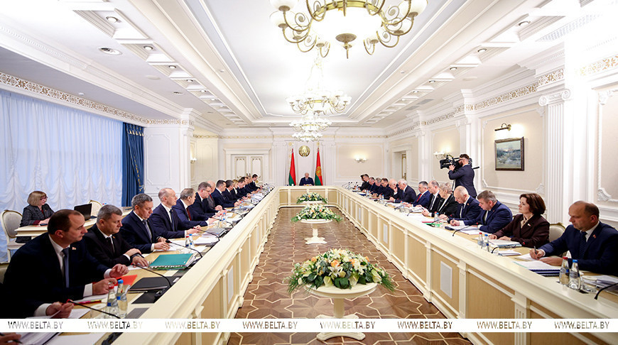 «Нужен реалистичный, но напряженный сценарий». Лукашенко о прогнозных показателях на 2026 год 000019 1760604150 743287 big